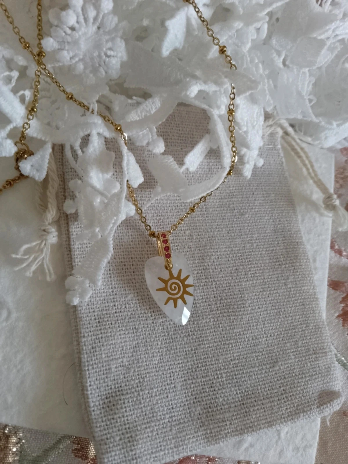 Colar pingente de pedra branca com sol dourado – photo 2
